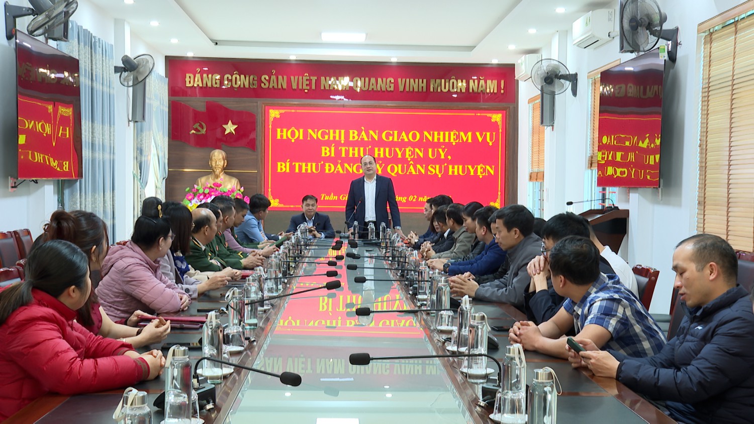 QUANG CẢNH HỘI NGHỊ BÀN GIAO NHIỆM VỤ