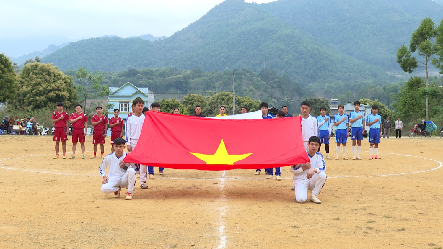 Bế mạc giải bóng đá truyền thống thanh niên lần...